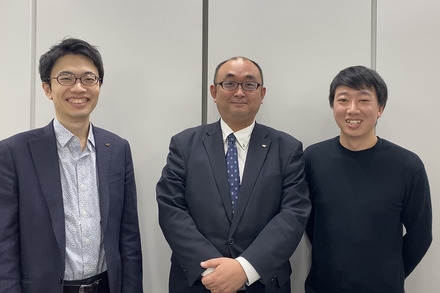 学研プラスの川上氏（左）、遠藤映像事業室長（中）、MOP福井氏（左）