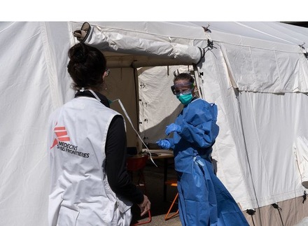 ベルギーの首都ブリュッセルに特設された医療テントで、感染疑いのある移民の医療援助にあたる国境なき医師団スタッフ　(c) Joffrey Monnier／MSF