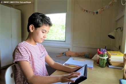 コロン県・ガンボアの自宅で、タブレットを使ってオンライン授業を受ける11歳のミラさん（パナマ、2020年4月17日撮影）　(c) UNICEF_UNI322354_Schverdfinger