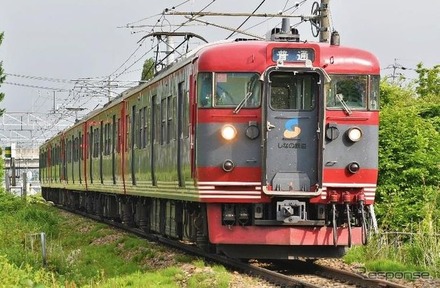 北しなの線古間～黒姫間を走行する、しなの鉄道最古参のS6編成。軽井沢方からクモハ115-1002＋モハ114-1003＋クハ115-1002の3両編成で、写真は2両編成を増結した姿。