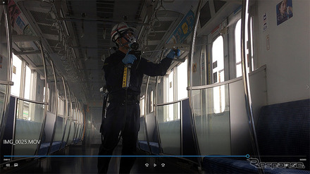 東京メトロ千代田線16000系車内に銀イオン系抗菌コート剤を吹き付ける作業スタッフ。