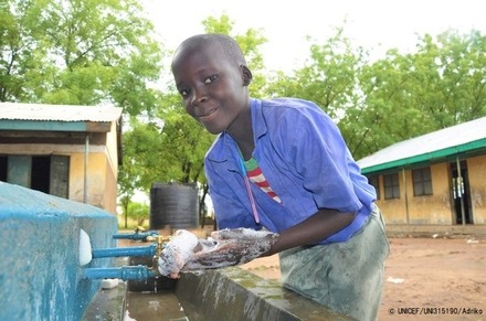 西ナイル地方のアジュマニ県にある小学校で、日本政府の支援を受けてユニセフが設置した水道で手を洗う男の子。（ウガンダ、2020年3月撮影）（c）UNICEF_UNI315190_Adriko
