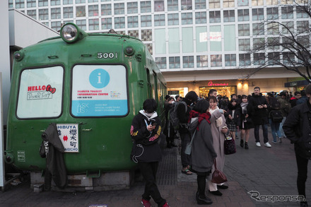 2019年12月31日、渋谷駅ハチ公前広場のランドマークとして賑わっていた頃のデハ5001号。