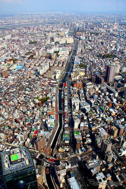 東側を眺める。北十間川の先、JR総武線、中川、荒川・首都高中央環状線、東京湾などを見渡す