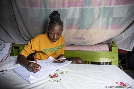 先生が送ってくれたノートを見ながら自宅で勉強する15歳のジルーシャさん（ケニア：2020年7月撮影） (c) UNICEF_UNI362248_Everett