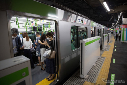 JR東日本の山手線では、平日が外回りの大崎～池袋間で19分程度、池袋～品川間で14分程度。内回りの池袋～大崎間で28分程度繰り上がる。土休日は外回りの大崎～池袋～品川間で19分程度、内回りの池袋～大崎間で28分程度繰り上がる。