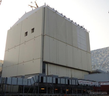 福島第一原子力発電所1号機原子炉建屋カバー屋根パネル（2011年10月14日撮影）