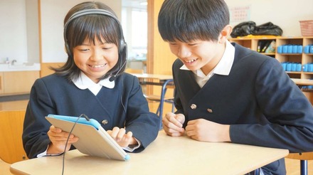 ICT端末を活用して英語学習に取り組む児童