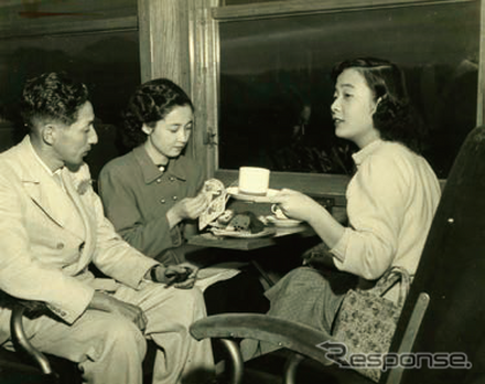 戦後まもない1949年から始まった特急ロマンスカーの「走る喫茶室」。初期は炭火コンロで湯を沸かして提供していたという。