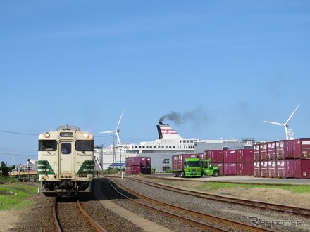 現在は奥羽本線貨物支線の駅となっている秋田港駅。写真は2018年に秋田臨海鉄道が入換業務を受託していたクルーズ列車で、試験運行時のもの。