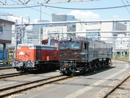 特急『出雲』のヘッドマークを付けたDD51形ディーゼル機関車と並ぶEF58 61（右）。