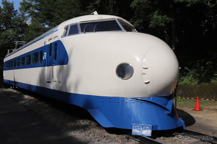 青梅鉄道公園で展示されている0系新幹線車両。大阪万博輸送向けに1969年に製造された先頭車の22形75号で、モーターなどの床下機器は取り外されている。