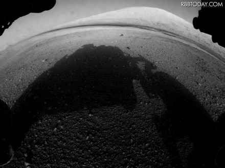キュリオシティが撮影した火星の景色。シャープ山が写っている