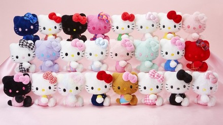 「ハローキティアニバーサリーショップ限定 ぬいぐるみコレクション」各2,596円（C）2024 SANRIO CO.,LTD.  著作（株）サンリオ