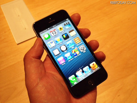 iPhone 5はディスプレイが縦に長くなり、アプリのアイコンが1列多く表示されるようになった。