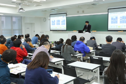 2024年12月15日に、駿台予備学校 お茶の水校3号館（東大専門校舎）で開催された「東大入試情報講演会 ₋冬編₋」のようす