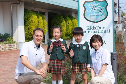 KDI三鷹園を体験するツアーは、ジェイク先生、マイ先生、園児のかすみさん、りくさんの4人をガイドとして実施