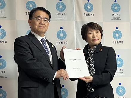 大村秀章 文教・スポーツ常任委員会委員長（愛知県知事）（左）より、あべ 俊子文部科学大臣（右）に要請書を手交