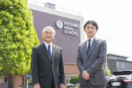 星野高等学校校長の松田友宏氏（左）と進路指導部長を務める英語科教諭の青木潤士氏（右）