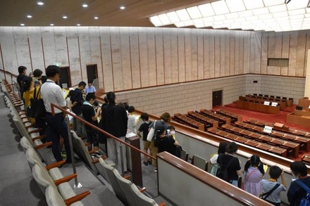 傍聴席から本会議場を見学