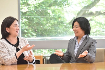 函嶺白百合学園 の村田校長（左）と渋谷 教諭（右）
