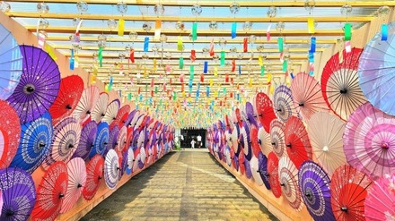 「風鈴まつり」の約6,000個の風鈴と、「和傘物語」の約400本の和傘の共演