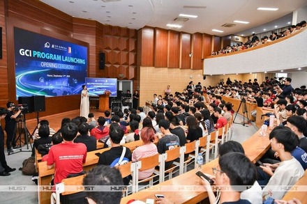 ベトナム・ハノイ工科大学での初回講義実施のようす