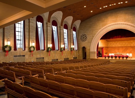 クリスマス礼拝が行われるエミリー・ホワイト・スミス記念講堂