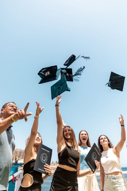 憧れの卒業帽を投げるのは、あなたかも