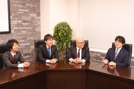 左から、臨海セミナー ESC難関高校受験科 教務部 神奈川文系課 上席係長・青木陽介氏、小中学部 事業部本部 教務部神奈川責任者・山田翔太郎氏、ESC難関高校受験科 事業部長・飯沼徹氏、ESC難関高校受験科 教務部 神奈川文系課 主任・長澤裕文氏