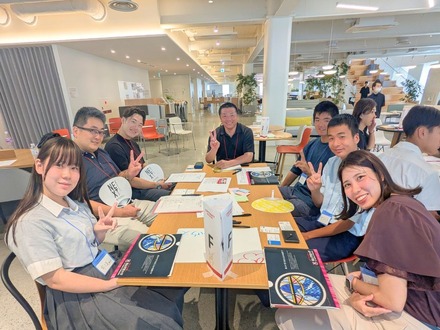 多様な立場の参加者が意見を交換するようす（8月開催のQUEST HEROES summerにて）