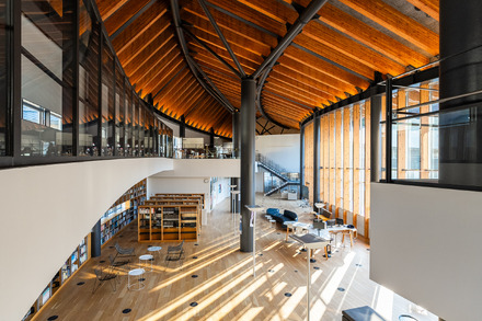 国際高等専門学校 内観。美しい意匠。