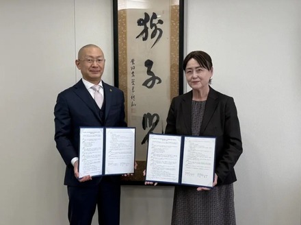 (左から)世田谷学園中学校・世田谷学園高等学校の山本慈訓校長、昭和女子大学附属昭和中学校・高等学校の真下峯子校長