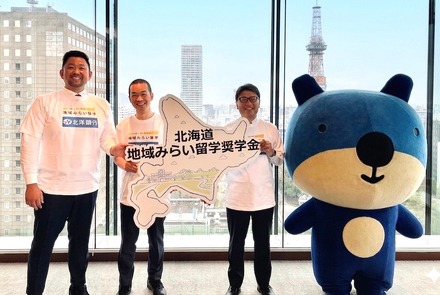 左から、地域・教育魅力化プラットフォーム 共同代表 尾田洋平氏、代表理事 岩本悠氏、北洋銀行取締役頭取 津山博恒氏、北洋銀行マスコット「ほっくー」