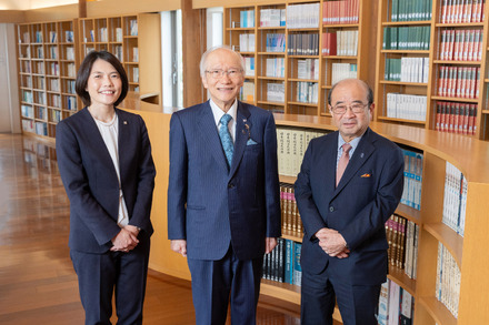東京私立中学高等学校協会・会長の近藤彰郎先生(中央)と、神奈川県私立中学高等学校協会・理事長の工藤誠一先生(右)、日能研副社長の茂呂真理子氏(左)