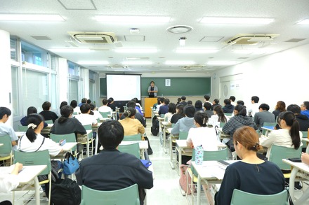 駿台予備学校「難関大学フェア」は雨天にも関わらず満席となった。