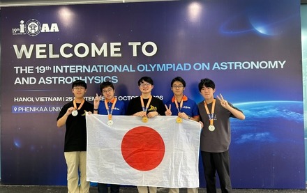 第19回国際天文学・天体物理学オリンピック日本代表生徒ら(2026年10月5日撮影)