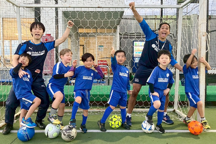 グローバルアスリートの英語サッカースクールの子供たちと指導者