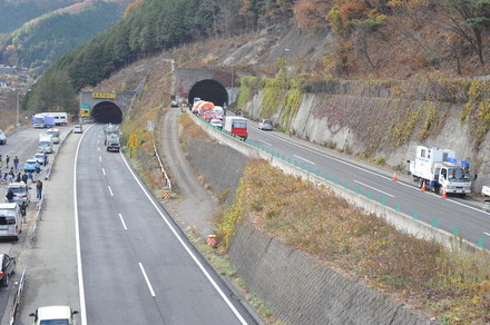 約1か月ぶりに通行止めが解除される笹子トンネル（山梨県）