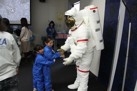 宇宙飛行士と記念撮影もできる