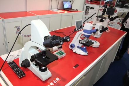 内田洋行のデジタル顕微鏡のラインナップ：手前はHDMI端子でモニターに直結できるタイプ、その右2台は、普及モデル（接続はUSBケーブル）、いちばん奥は4K対応のデジタル顕微鏡