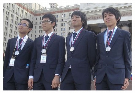 銀メダルを獲得した4名（左から、福永さん、岡本さん、羽根渕さん、正田さん）