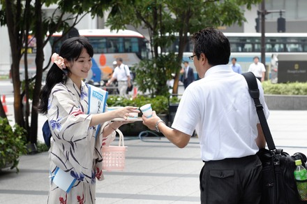 会場では浴衣姿の「ぐったリーマン救出したガール」たちが通行人に電解水素水を配っていた