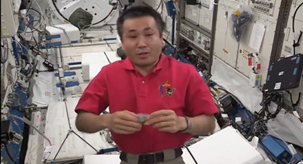 若田光一船長による宇宙実験の映像（動画キャプチャ）