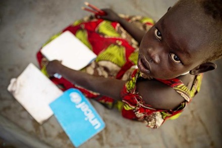 ノートや学用品などの支援物資を受け取った戦闘で避難している子ども。（南スーダン）