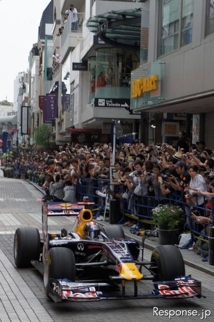 横浜元町でF1マシンが公道走行…観客1万1000人集まる