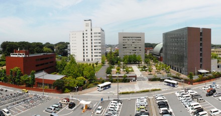 中央学院大学、大駐車場を完備