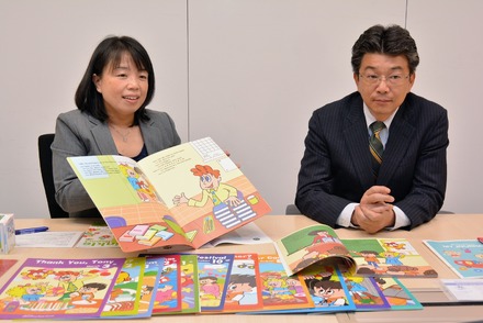 教材の説明をするこども英語教室事業部の小野祐輝氏（右）と小池晴子氏（左）