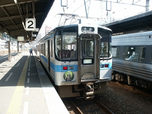 「学生限定夏休み四国フリーきっぷ」は特急列車と普通列車の普通車自由席が利用できる。写真は予讃線の普通列車。