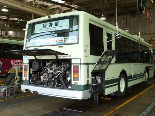京都市交通局は8月に地下鉄・市バスの見学会を計4回実施する。写真は市バスの整備風景。